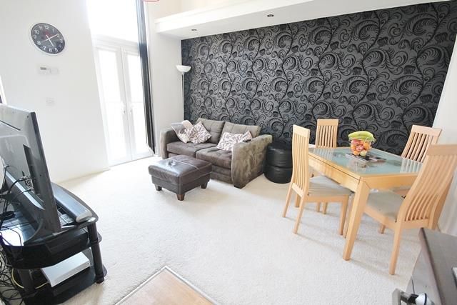 Property photo 3 of 5 Lounge