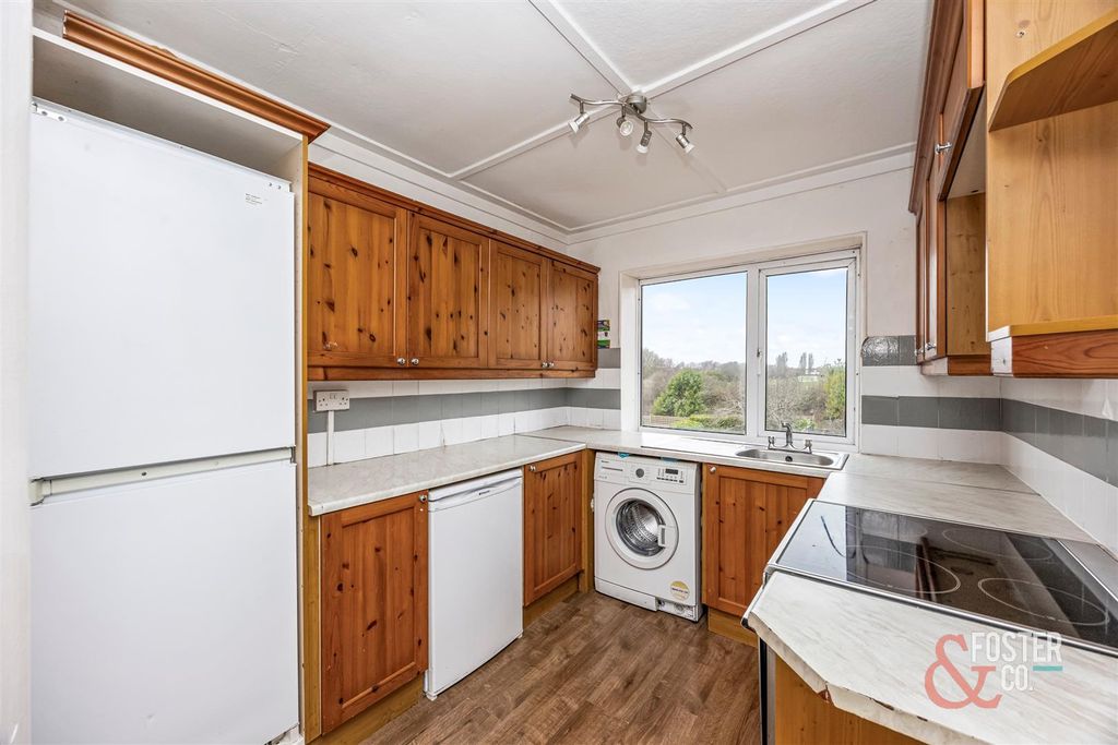 Property photo 2 of 12 Nevill Road 84, First Floor Flat-008.Jpg