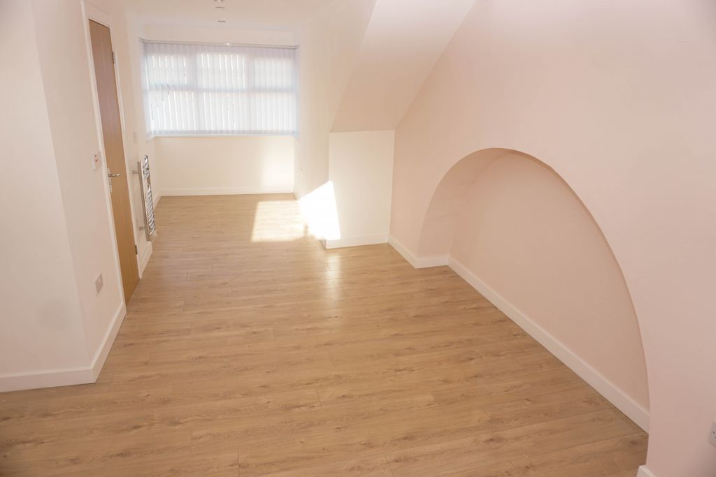 Property photo 1 of 7 Studio Flat Available Now