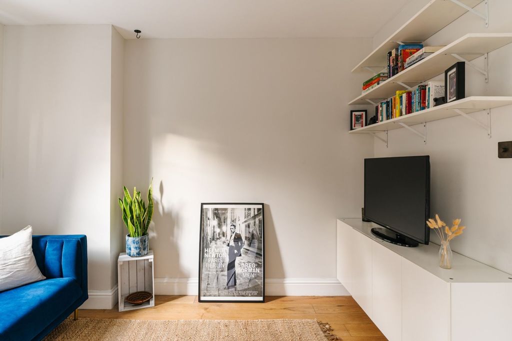 Property photo 2 of 10 Wilmot Street E2