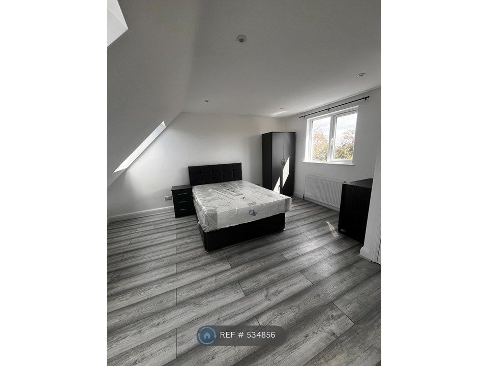 Property photo 1 of 12 Loft Bedroom With En-Suite Bathroom