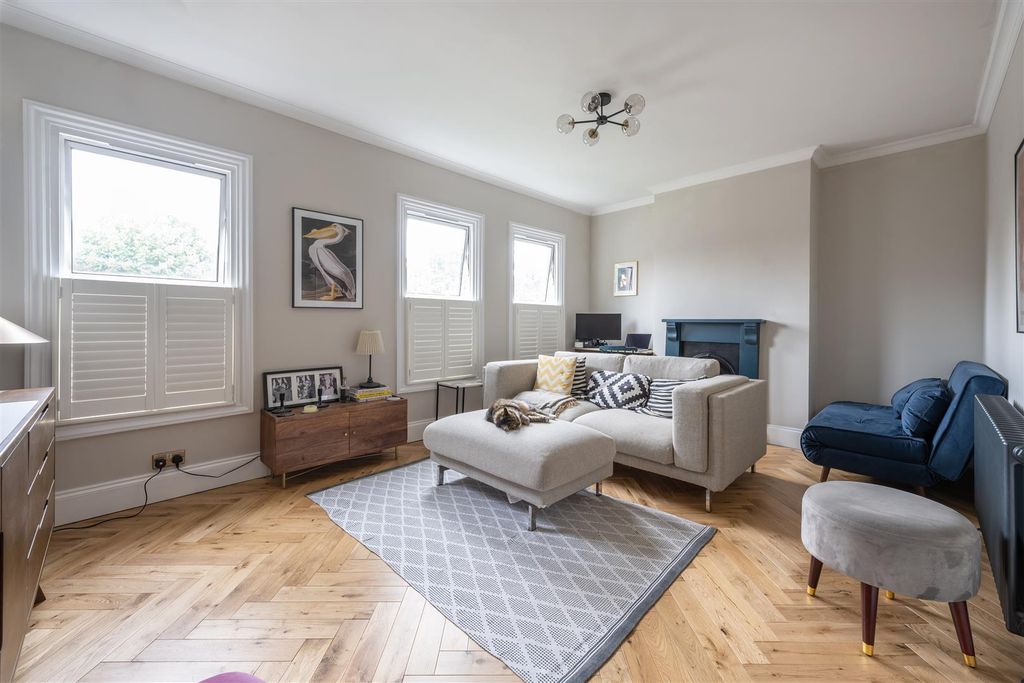 Property photo 2 of 19 Hawarden Road, E17