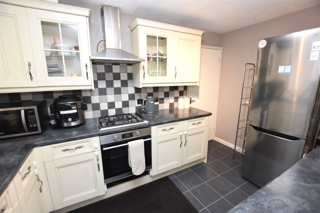 Property photo 3 of 11 Kitchen