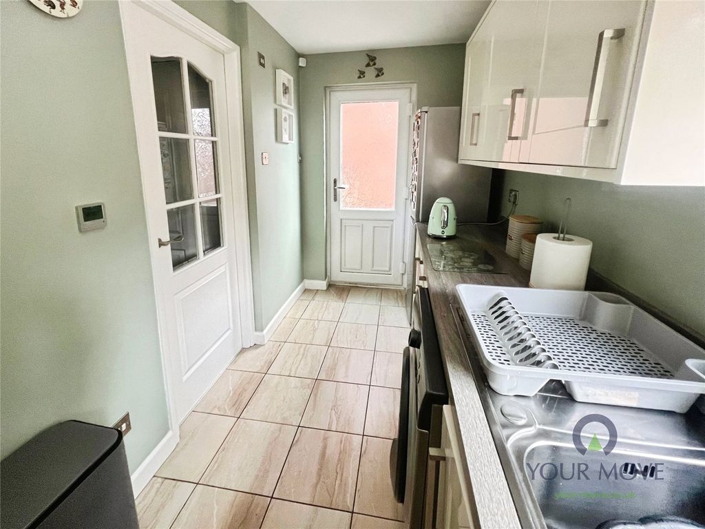 Property photo 3 of 10 Kitchen