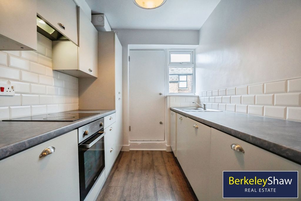 Property photo 3 of 17 Kitchen