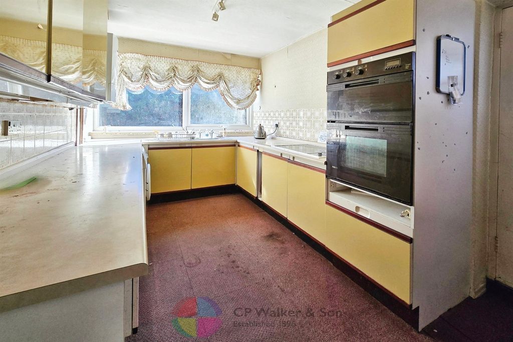 Property photo 3 of 12 Kitchen