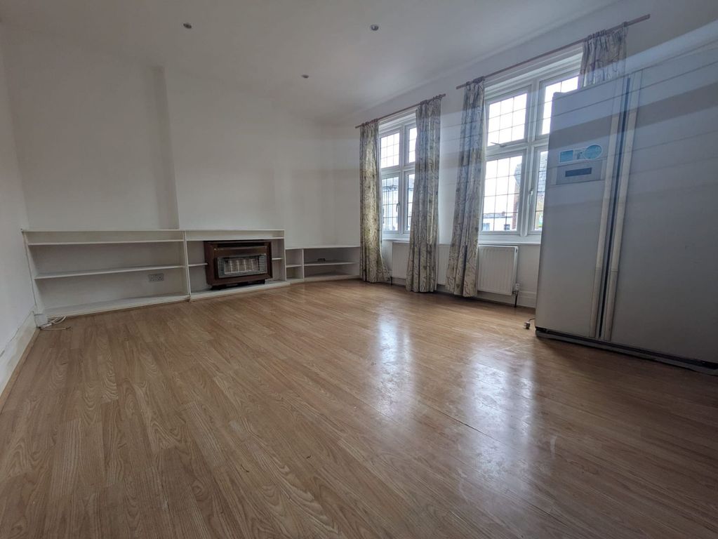 Property photo 3 of 8 Lounge