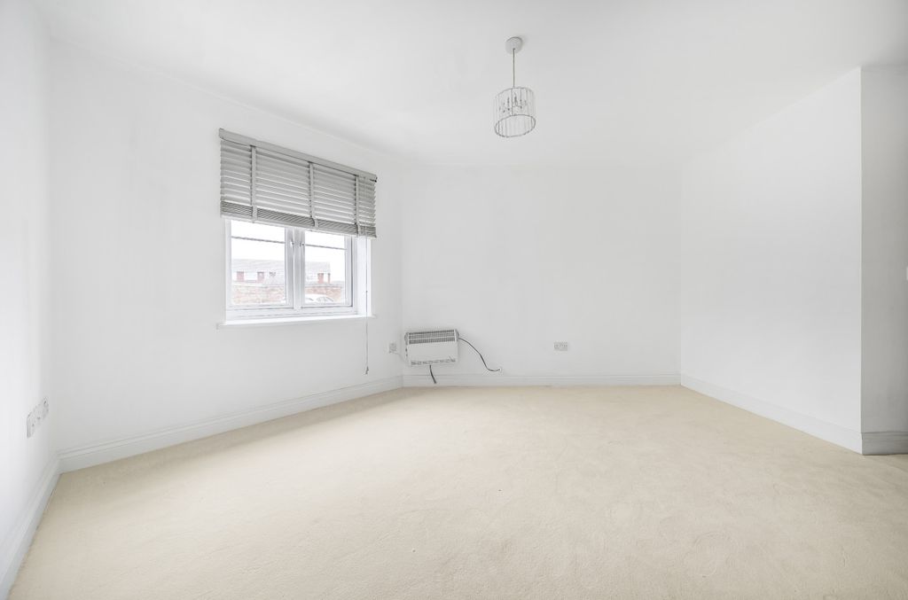 Property photo 2 of 16 Bedroom