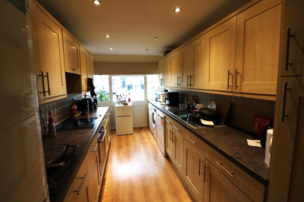 Property photo 3 of 5 Kitchen