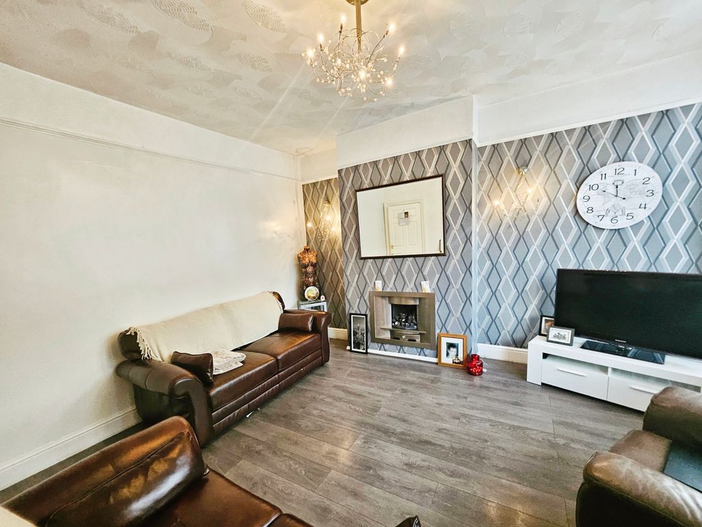 Property photo 3 of 15 Lounge
