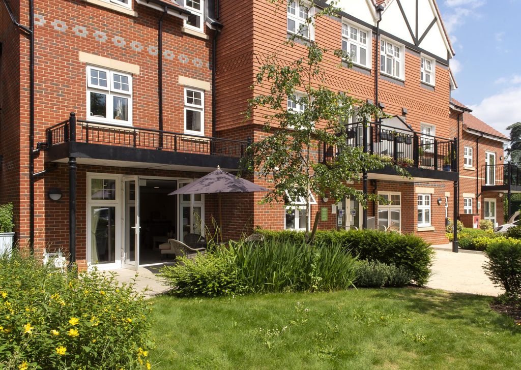 Property photo 1 of 11 Shared Gardens