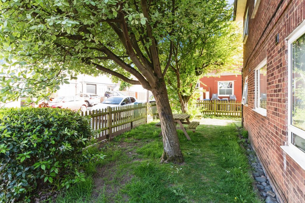 Property photo 3 of 11 Communal Gardens