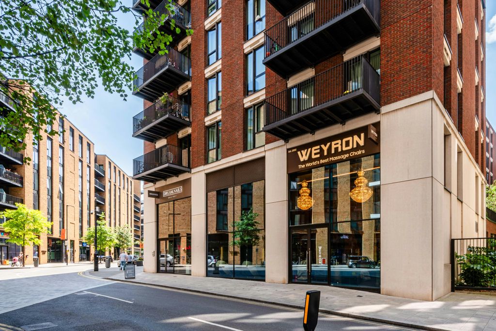 Property photo 2 of 14 Royal Wharf 3.02 - Low Res 13.Jpg