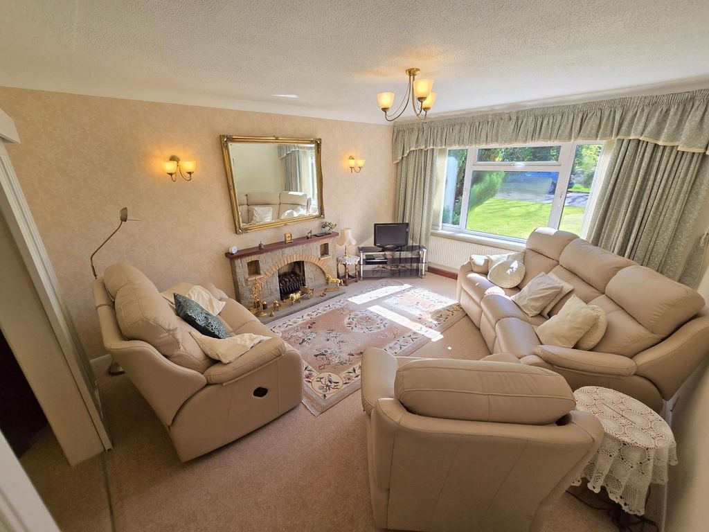 Property photo 3 of 19 Lounge A