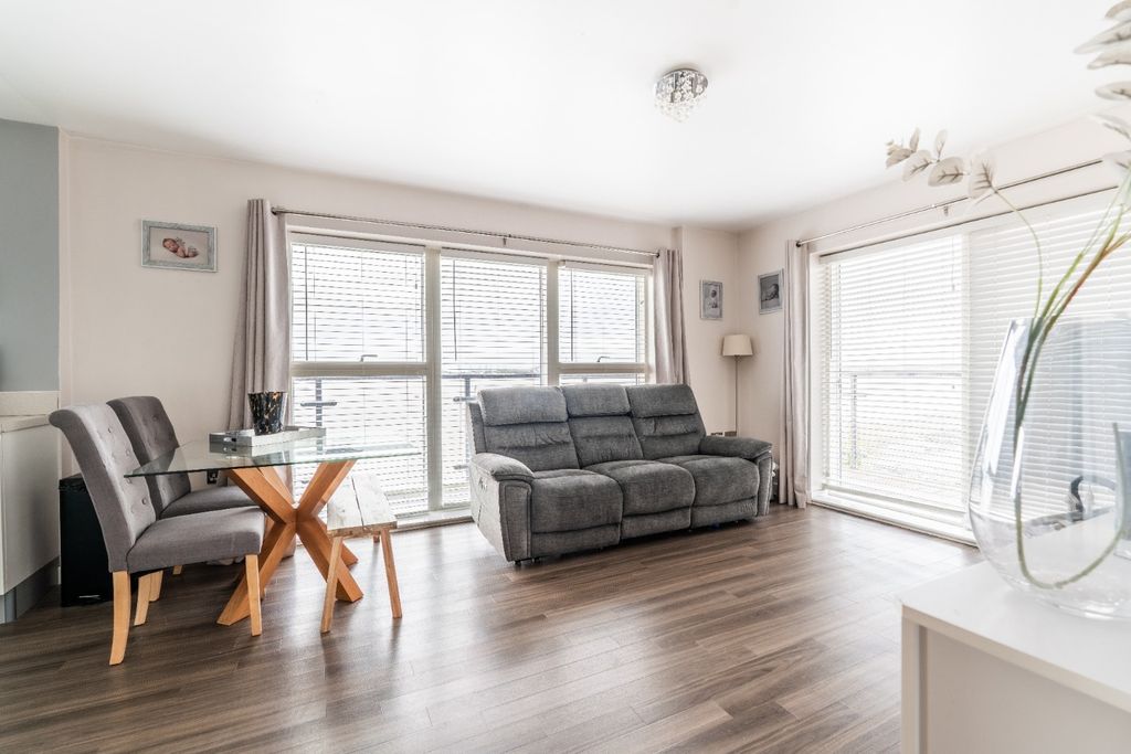 Property photo 2 of 18 4486383