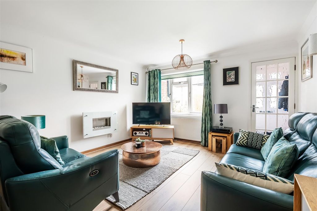 Property photo 2 of 11 63-Tudor-Walk-12.Jpg