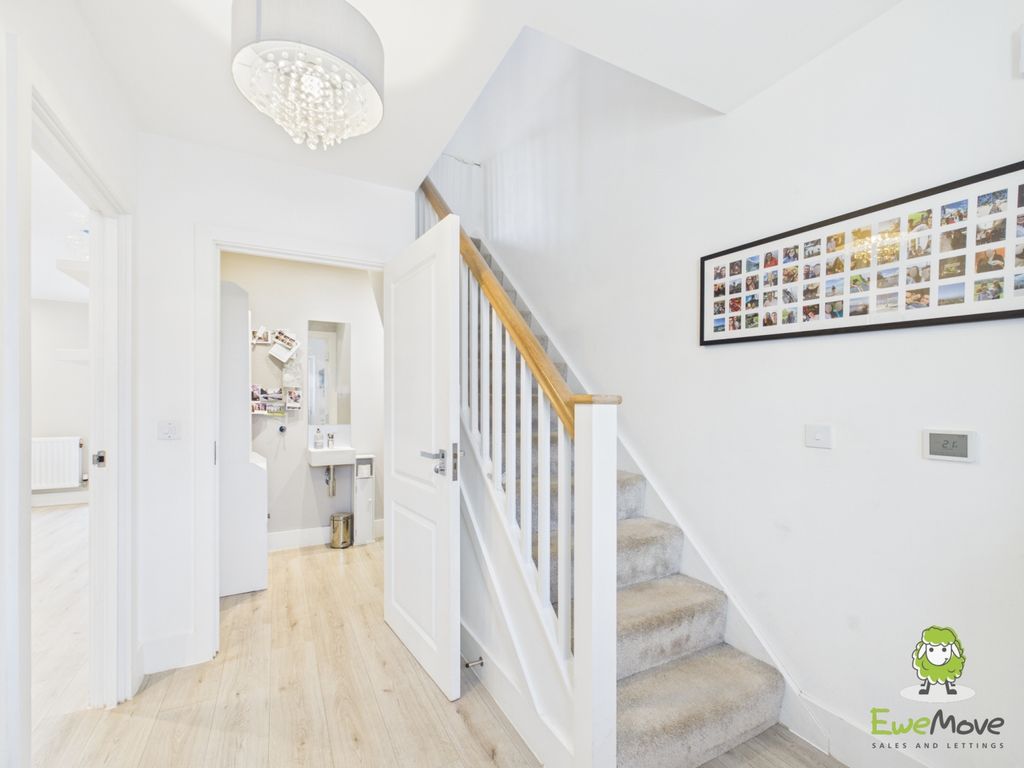 Property photo 2 of 14 Ewemove Estate Agents Basingstoke