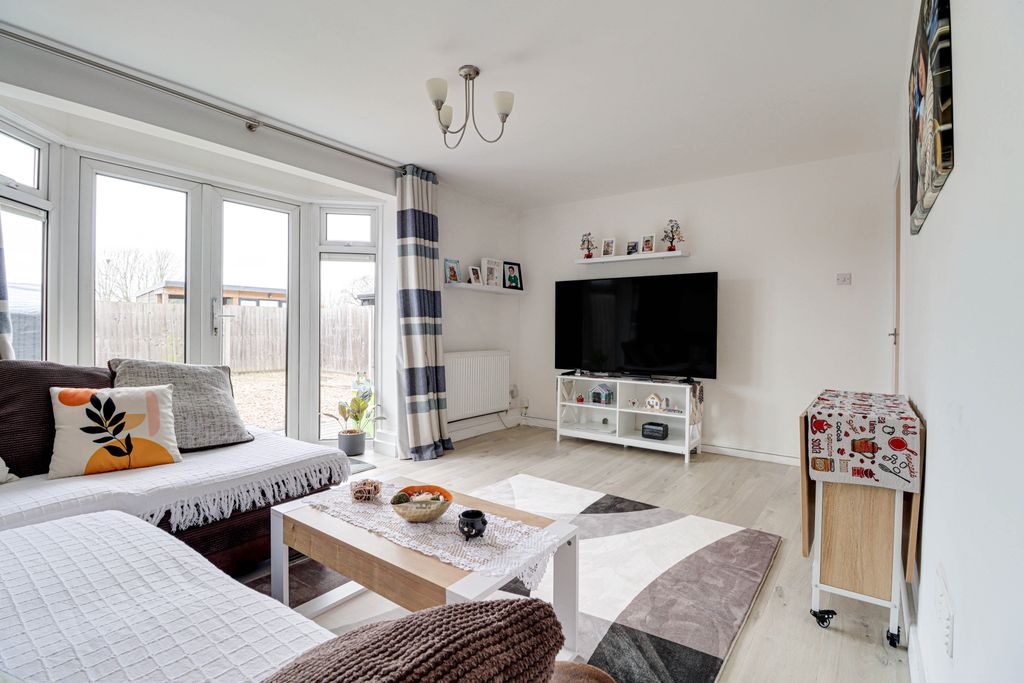 Property photo 2 of 12 Lounge