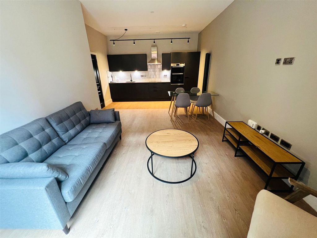 Property photo 3 of 17 Lounge
