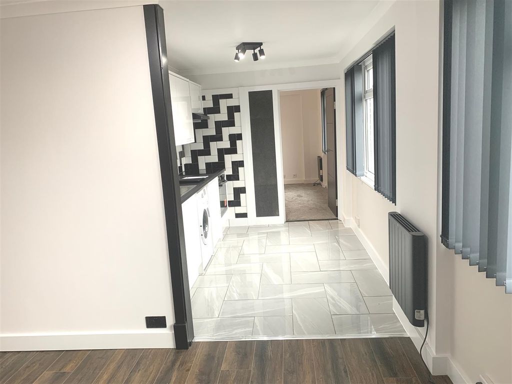 Property photo 2 of 12 21Stockweekitchen1.Jpg