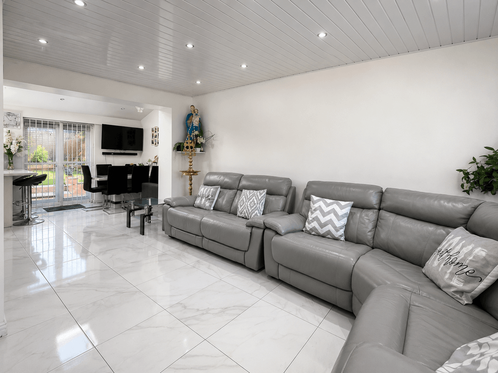 Property photo 2 of 16 Lounge
