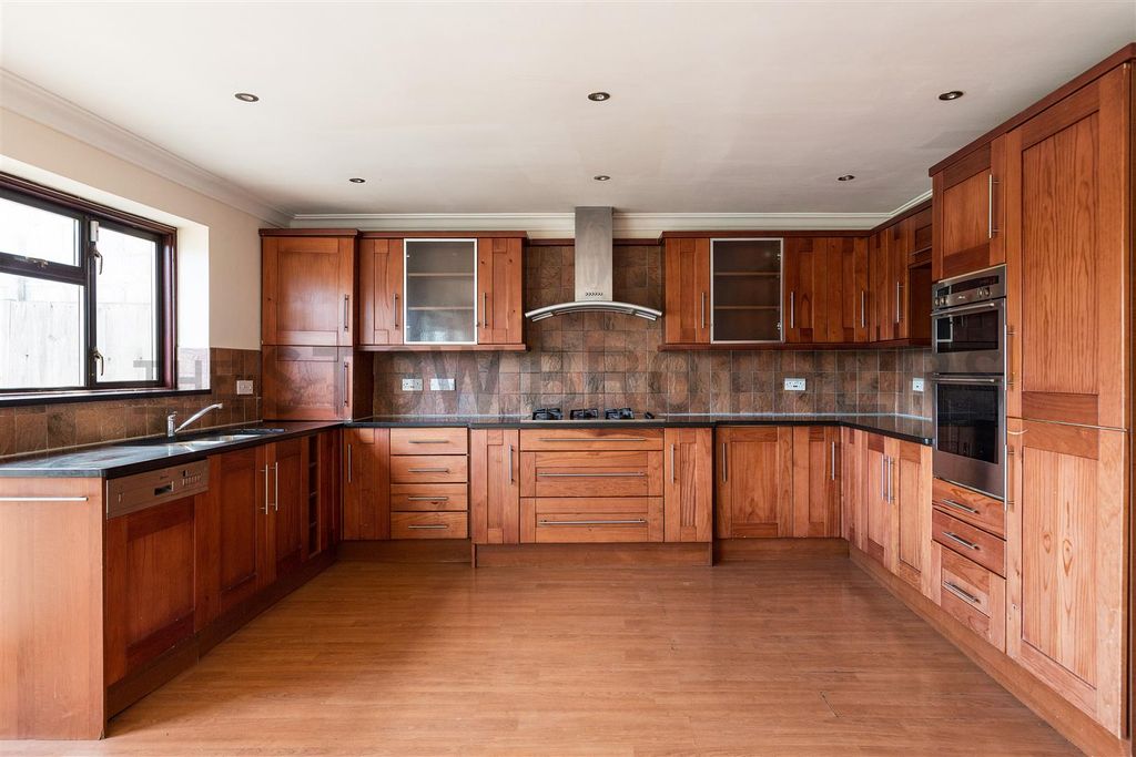 Property photo 2 of 39
