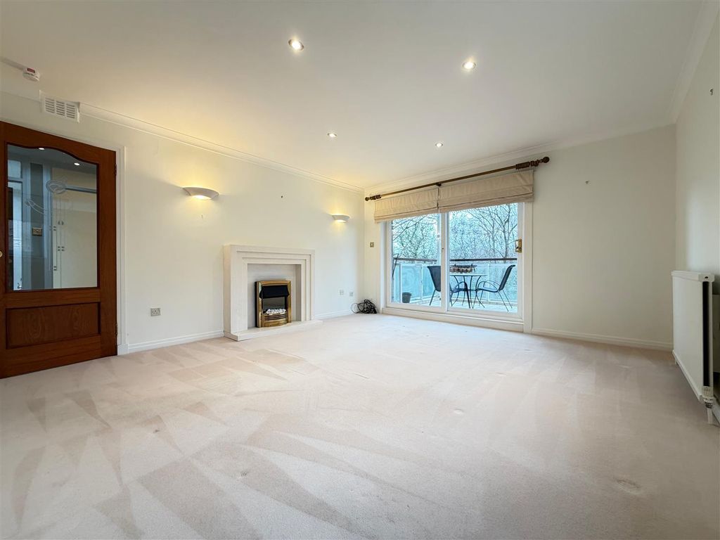 Property photo 2 of 14 Lounge