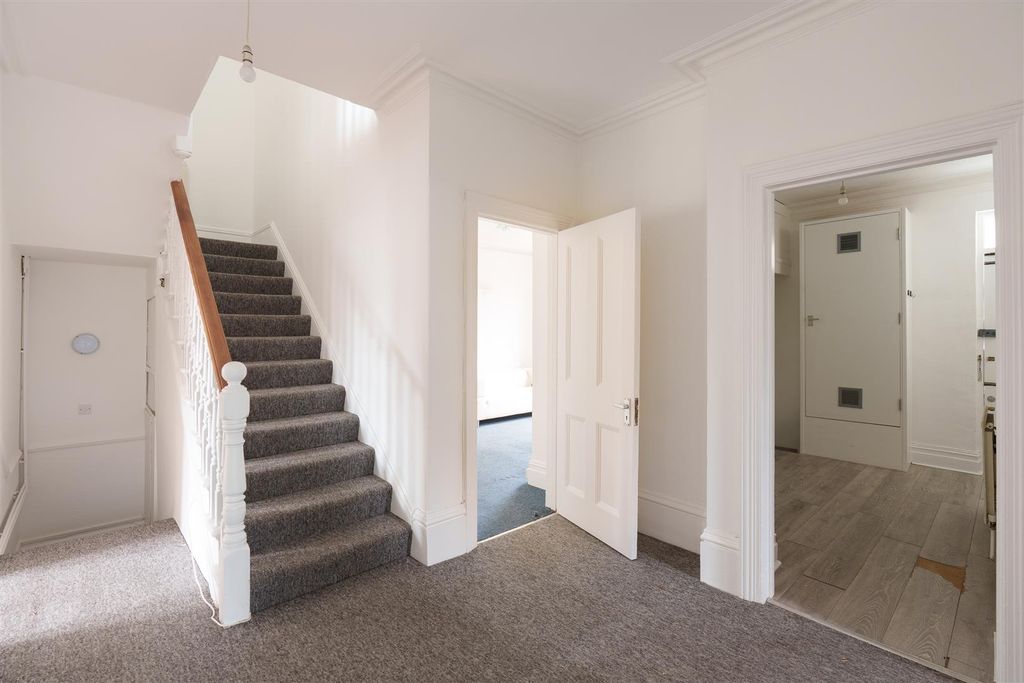 Property photo 3 of 15 10A Wilbury Crescent-3.Jpg