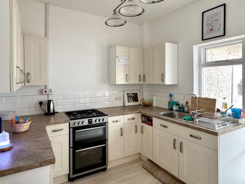 Property photo 3 of 11 Kitchen