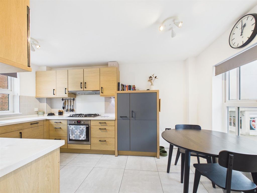 Property photo 2 of 17 Cam02435G0-Pr0175-Still007.Jpg