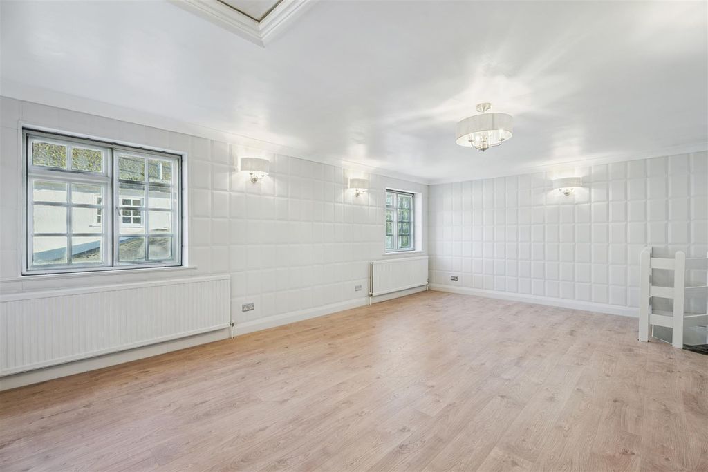 Additional image 9 of 5 bed detached house for saleHeath Road, Leighton Buzzard, Bedfordshire LU7
