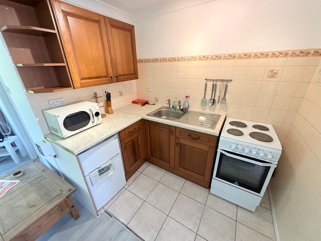 Property photo 3 of 9 Kitchen
