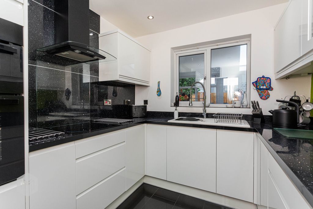 Property photo 3 of 27 Picture No. 09