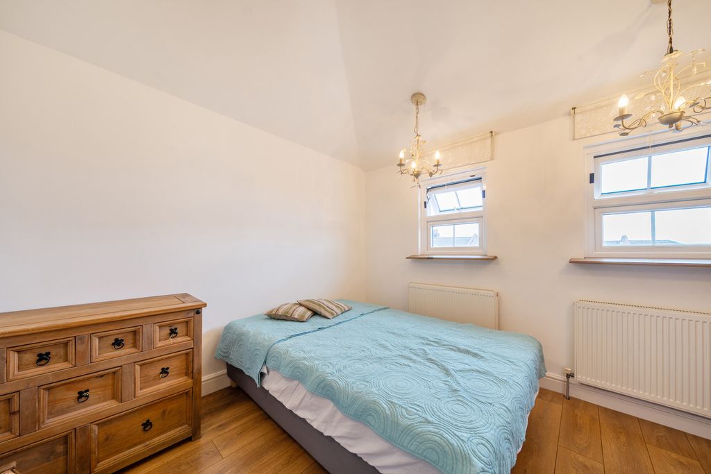 Property photo 2 of 10 Bedroom