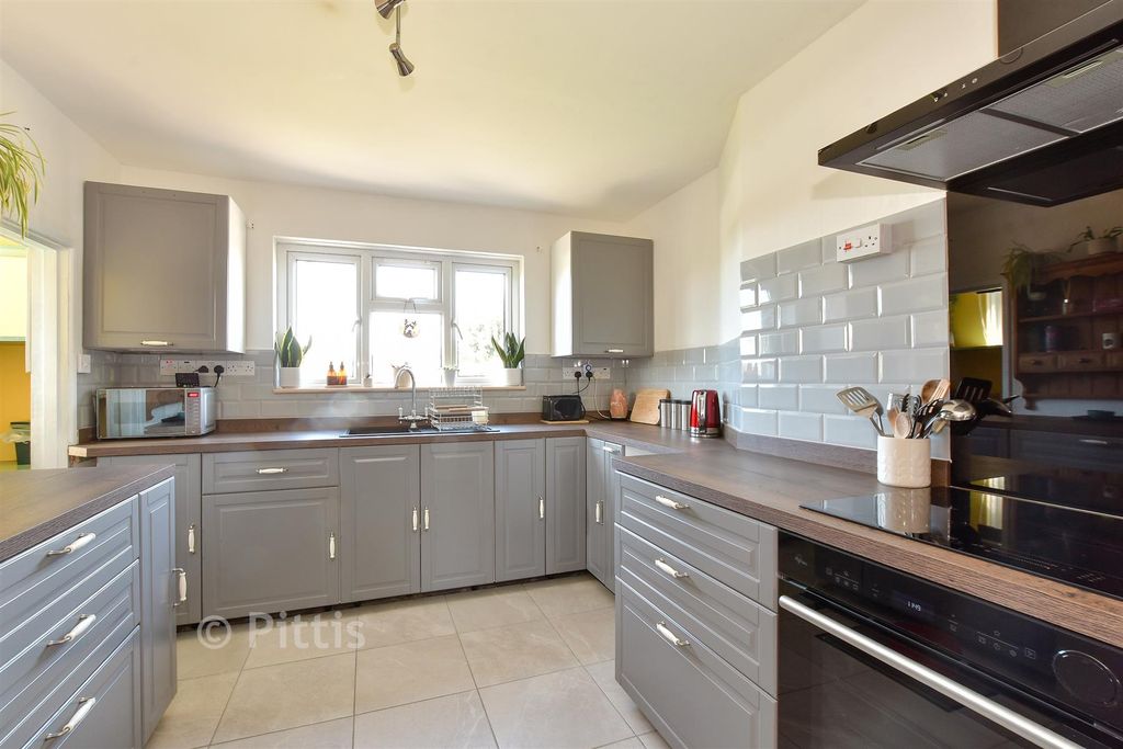 Property photo 3 of 17 Kitchen