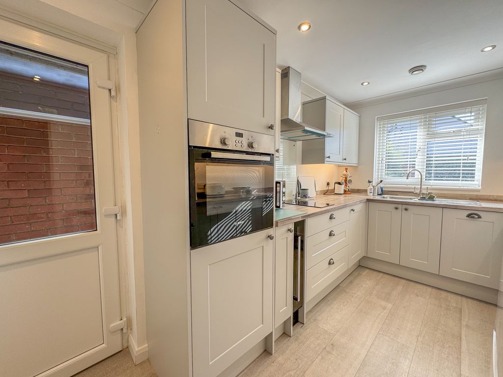 Property photo 3 of 19 Kitchen 2