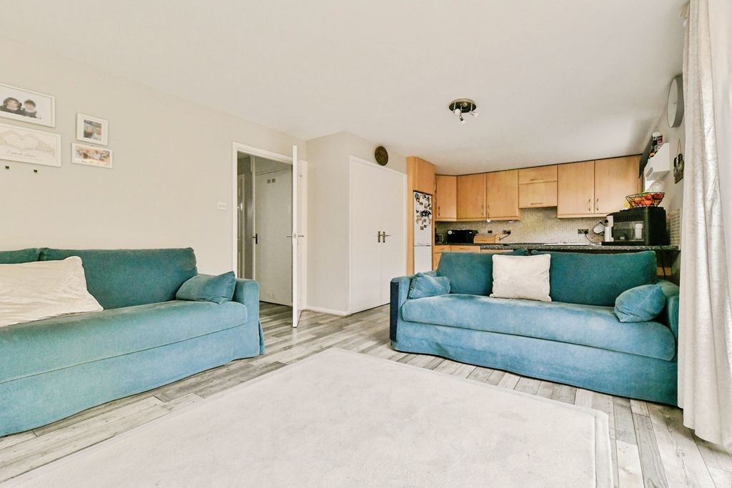 Property photo 3 of 16 Lounge