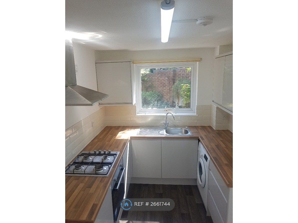 Property photo 3 of 8 Kitchen