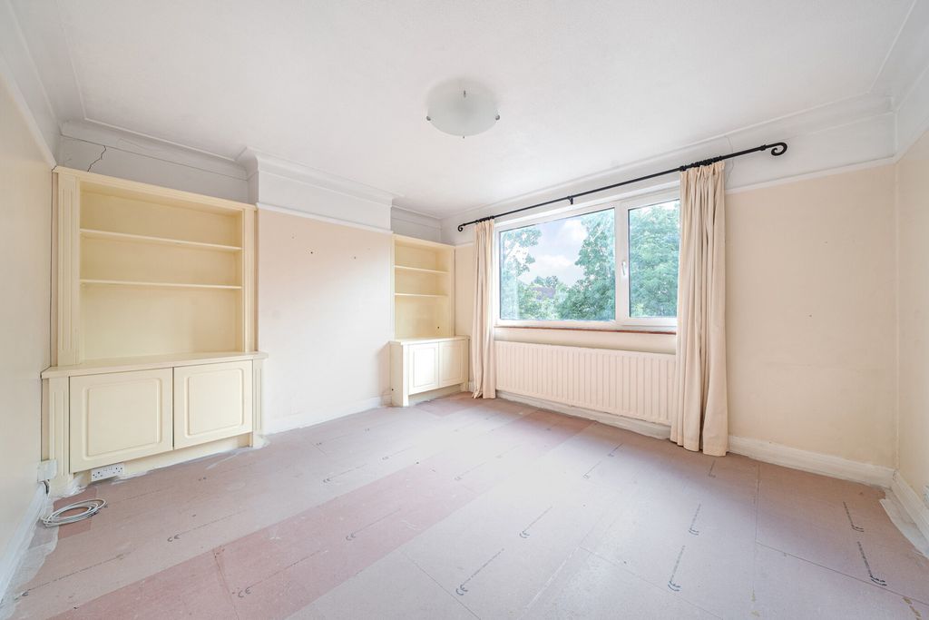 Property photo 2 of 16 1319494-10-686B90...
