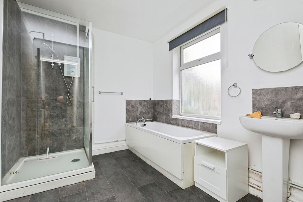 Property photo 3 of 17 F2 Bathroom