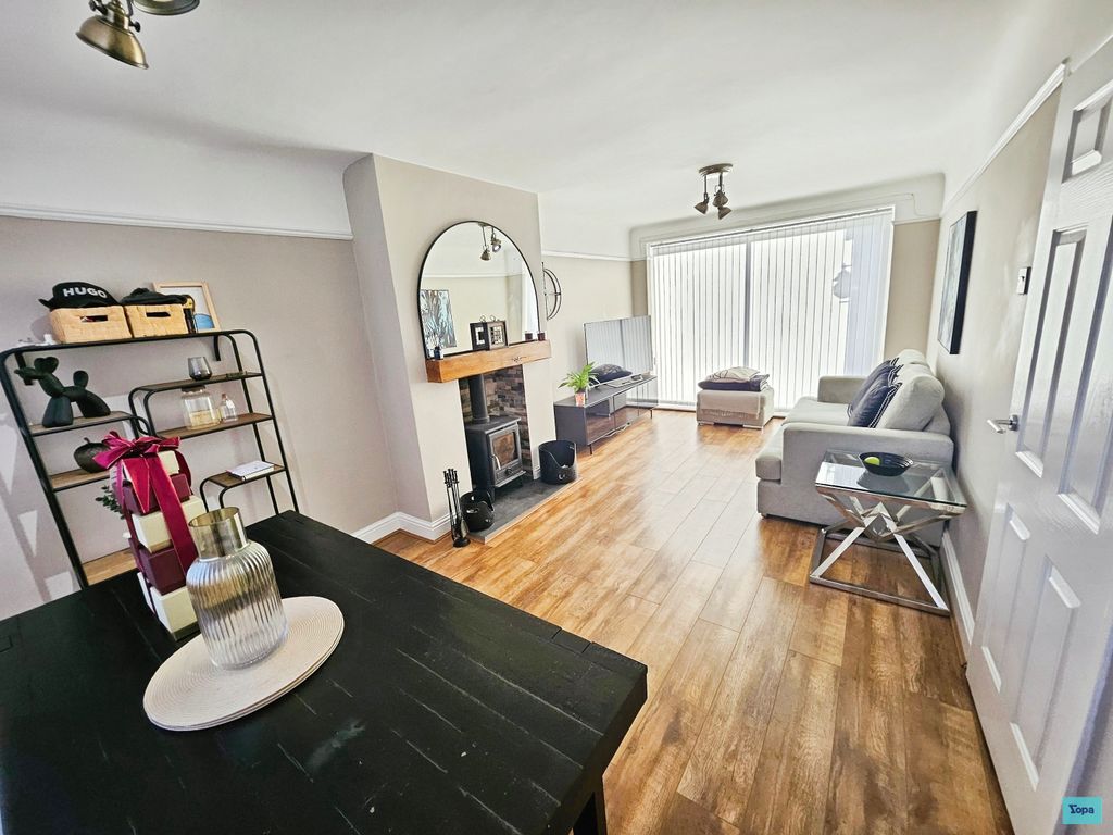 Property photo 3 of 19 Lounge