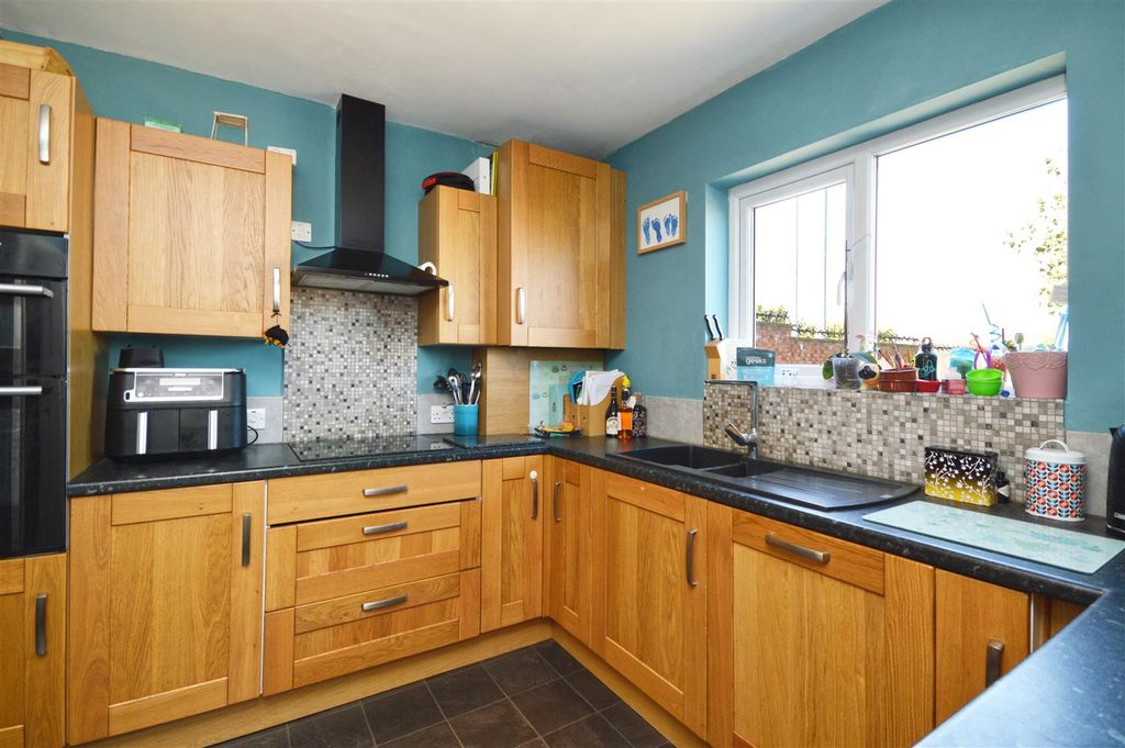 Property photo 2 of 16 Kitchen / Breakfast Room