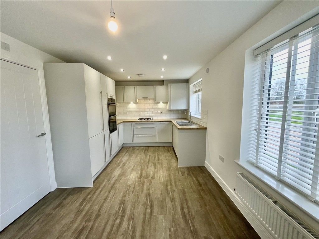 Property photo 3 of 11 Kitchen / Diner