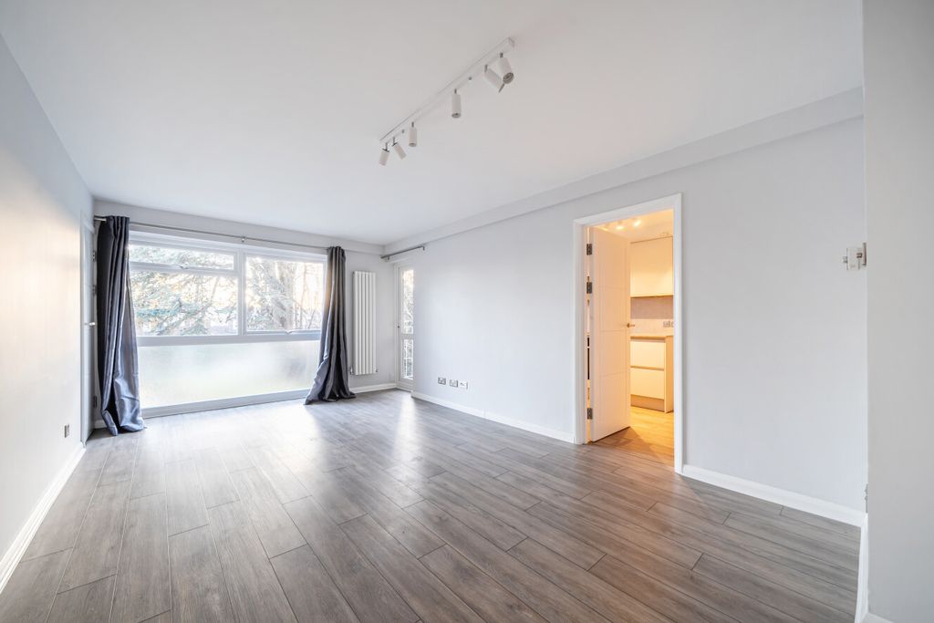 Property photo 3 of 8 1395996-7-695Be06...