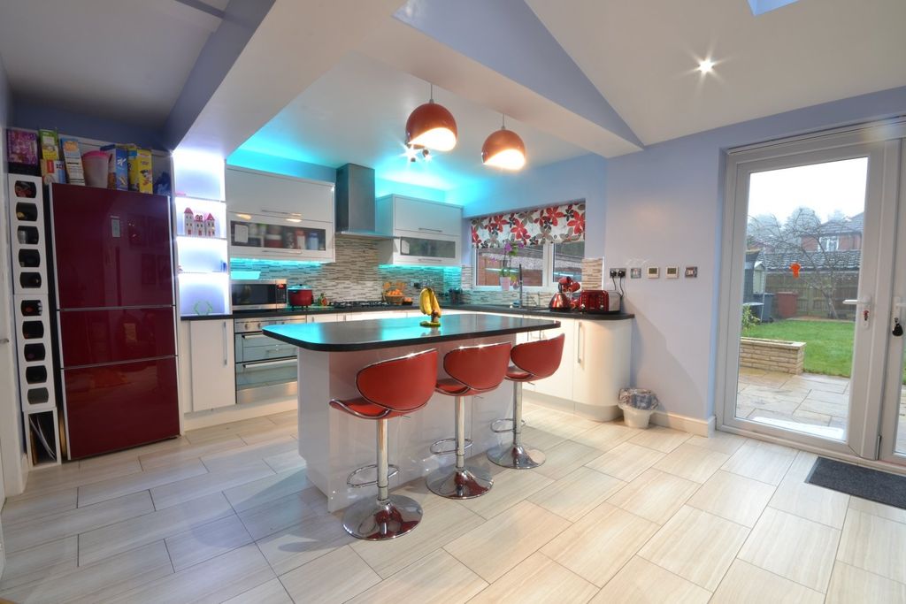Property photo 3 of 8 Kitchen
