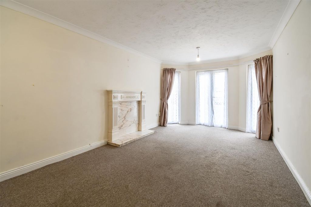 Property photo 2 of 21 Living / Dining Room
