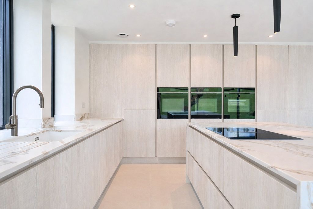 Property photo 3 of 20 Kitchen