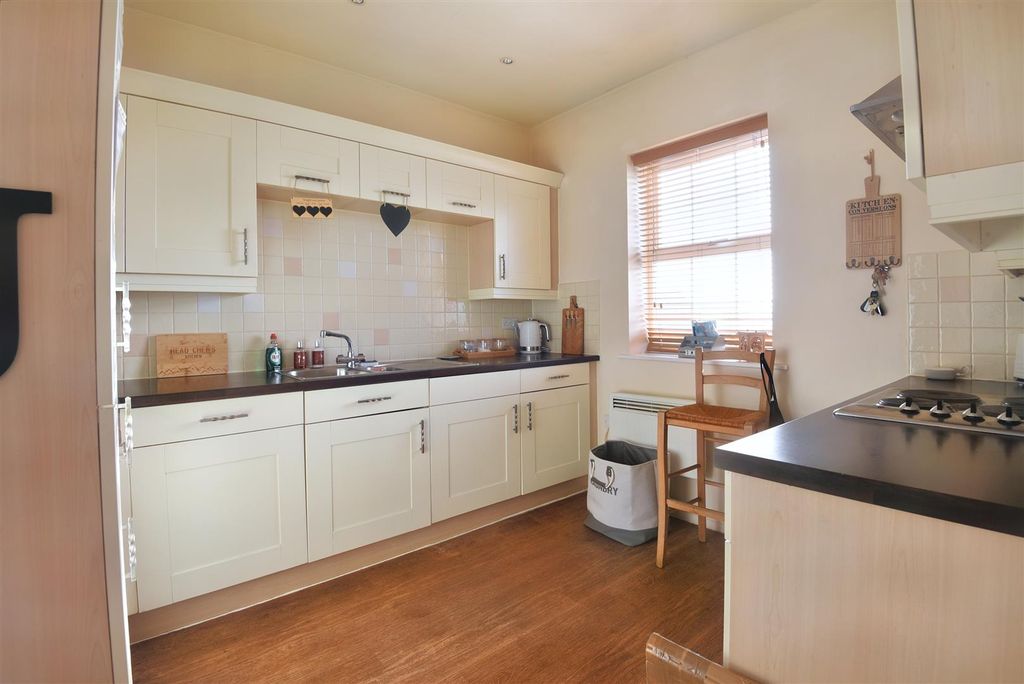Property photo 3 of 7 Kitchen