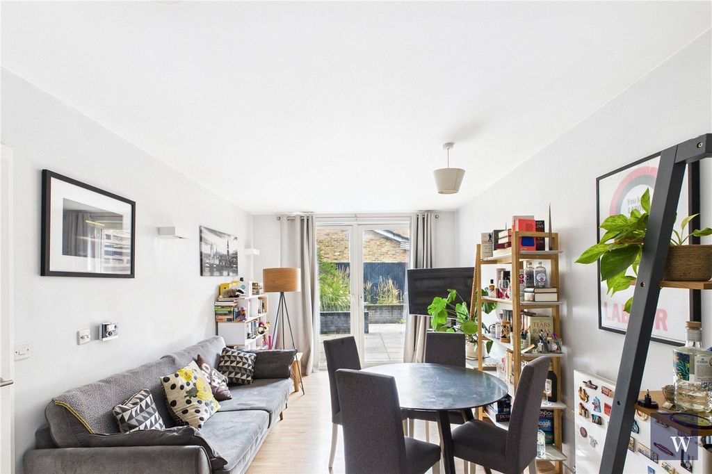 Property photo 2 of 15 Picture No. 11