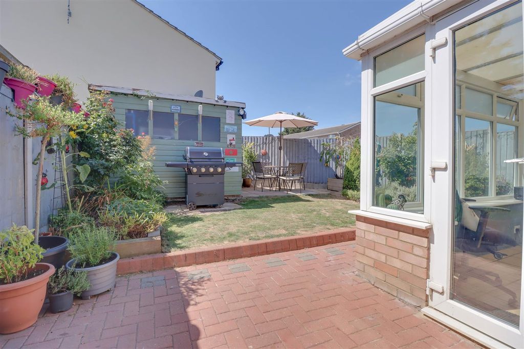 Property photo 2 of 21 97 Alderney Gardens.Jpg